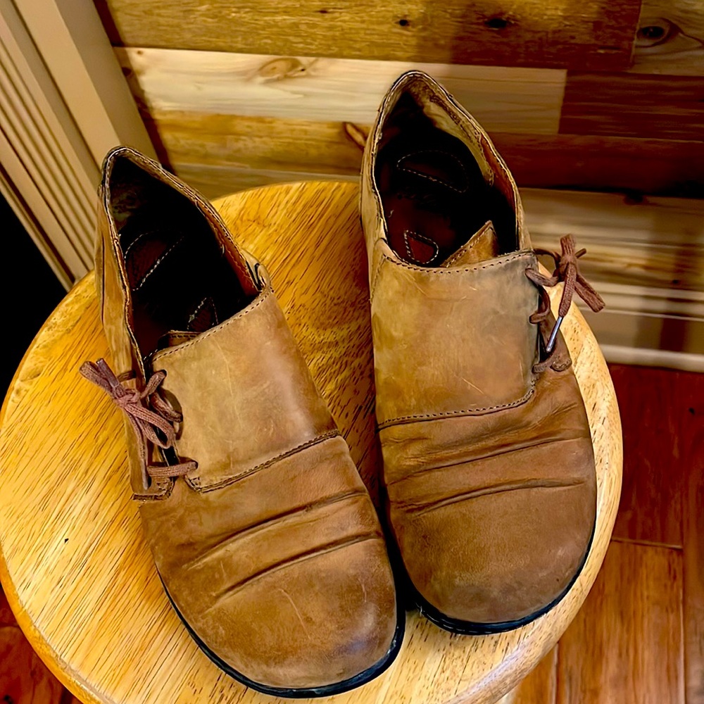 Size 8 natural leather b.o.c. shoes